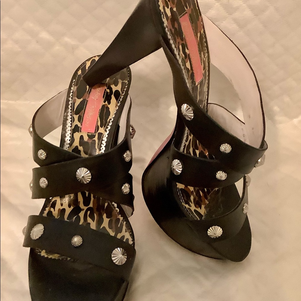 BETSY JOHNSON HAYLEY BLACK STUDDED SLIDE